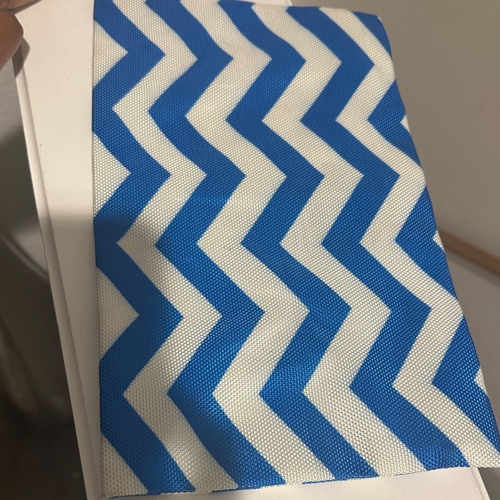 ALOHA Collection Blue and White Zipper Bag - Picture 5 of 6
